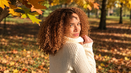 Krullen verzorgen in de herfst: 6 tips tegen regen, wind en pluis